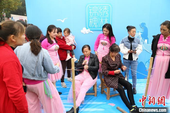 现场展示的传统渔网制作技艺?！⊥粼苍?摄