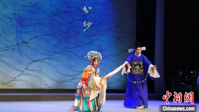 杨守松的《浣纱记》力求原汁原味呈现出500多年前梁辰鱼笔下范蠡与西施的故事。　钟升 摄