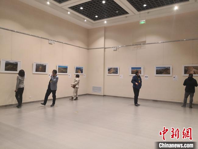 图为影像展现场?！》胫揪?摄