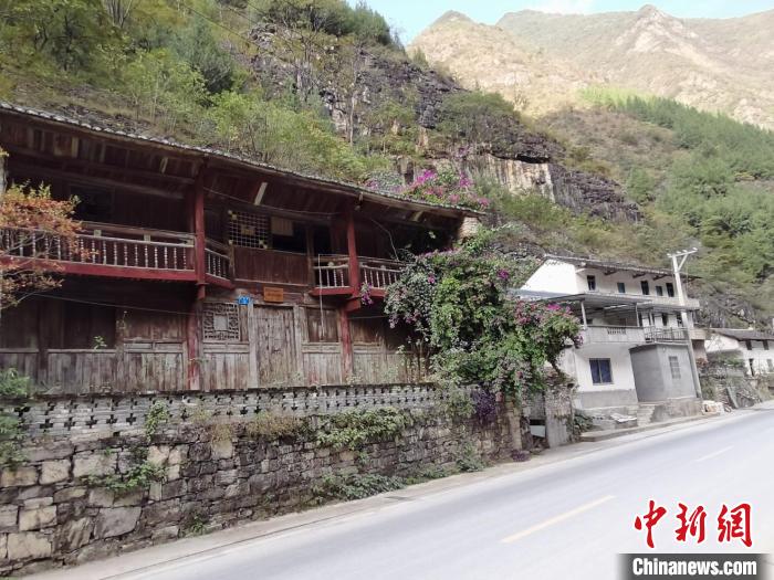 图为重庆市级文物秦氏民居旁的各种现代建筑?！∨砉?摄