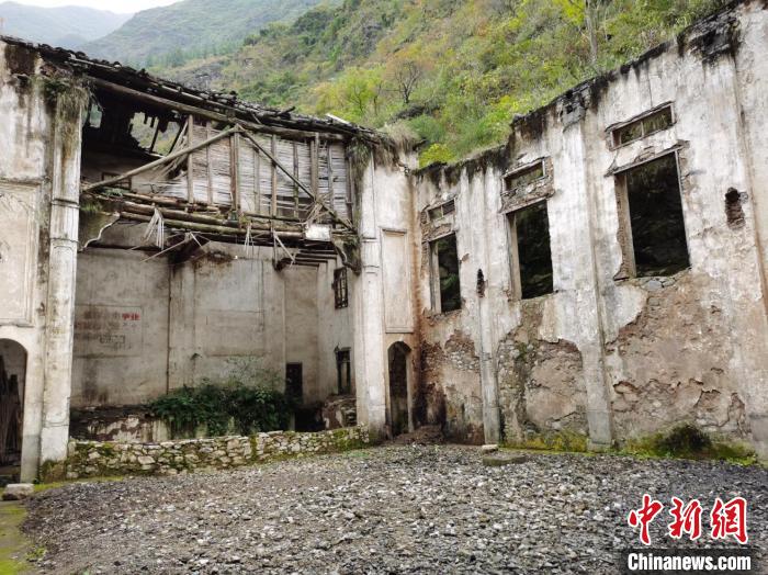 图为宁厂古镇“七里半边街”一瞥?！∨砉?摄