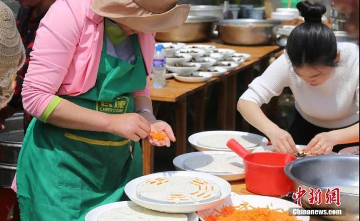 “中国道教祖庭”江西省龙虎山“食神”争霸赛。(资料图) 吴师潮 摄