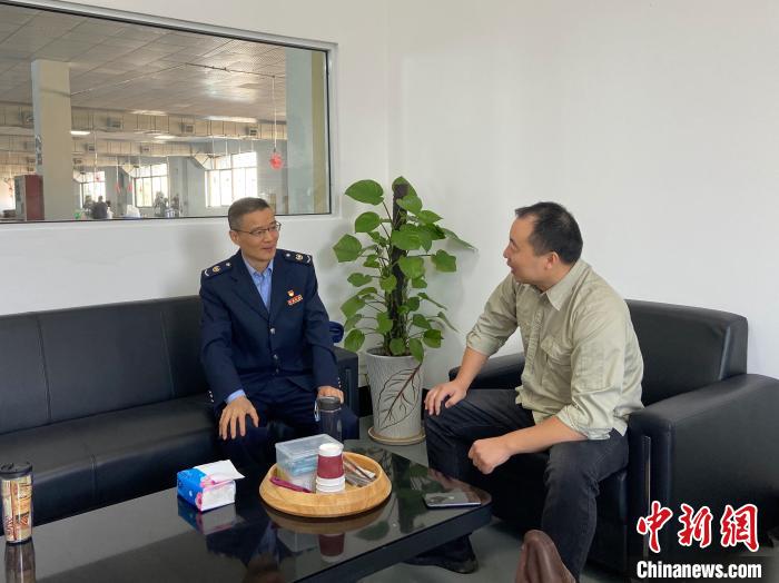 绍兴市上虞区税务工作人员进企业。　上虞税务局供图 摄