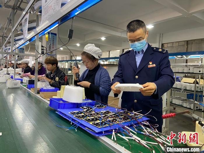 绍兴市上虞区税务工作人员进企业。　上虞税务局供图 摄