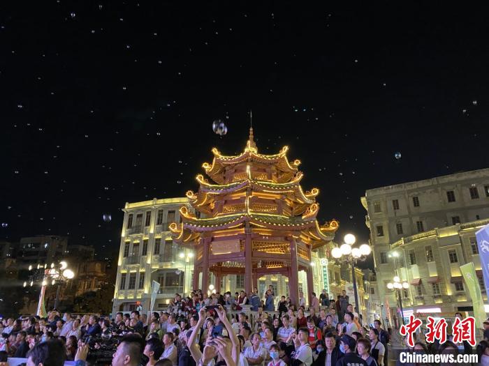 精彩演出吸引大量汕头市民观看。南粤古驿道定向赛组委会供图