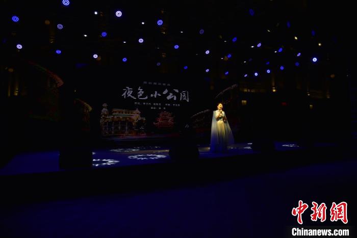 潮汕籍青年歌手吴熹演唱《夜色小公园》。南粤古驿道定向赛组委会供图