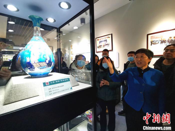 乔香平正在来自全国各地的陶瓷企业代表和手工艺人介绍“乔氏珐华”技艺。　杨杰英 摄