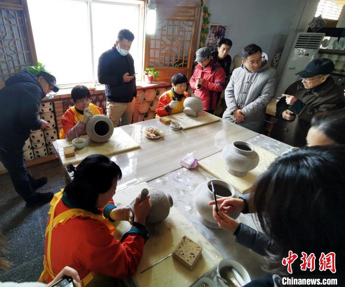 阳城县侨枫瓷业有限公司的陶瓷体验馆内一片忙碌?！⊙罱苡?摄