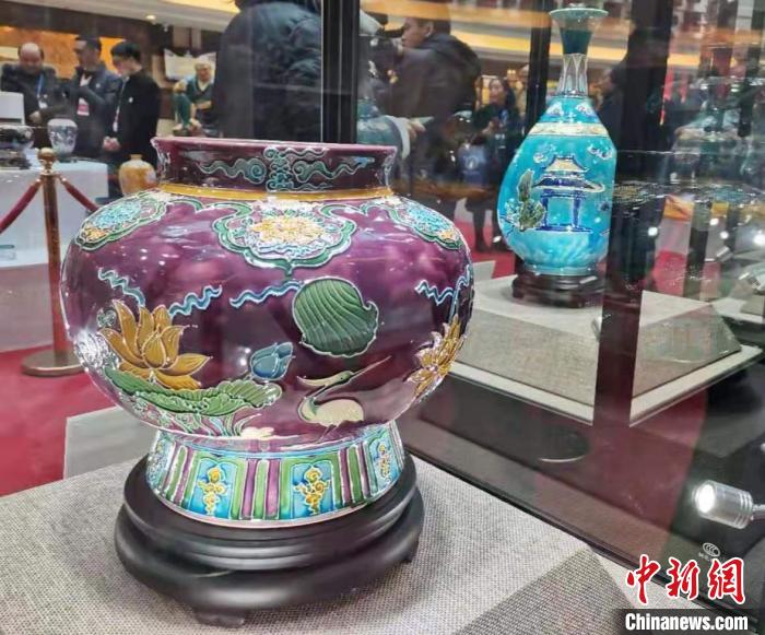 与“唐三彩”齐名的珐华，是古代山西特有的一种低温釉陶瓷，由琉璃演变而来?！∑钕?摄