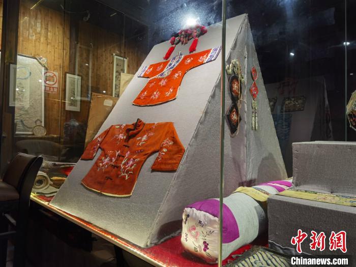 馆内展示的古绣品 周孙榆 摄