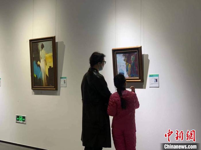 “2021年中俄油画艺术展”开幕?！×跷?摄