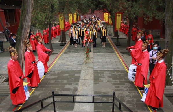 爱满人间教育集团在山东曲阜孔庙按照传统习俗举办祭孔大典